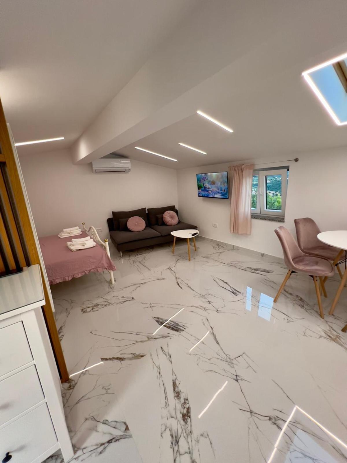App Krofek Apartment